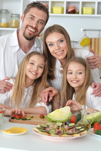 Gelukkige ouders met kinderen thuis