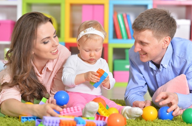 Gelukkige ouders spelen met dochtertje