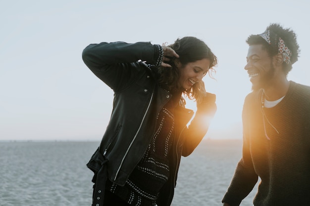 Gelukkige paar dansen op het strand