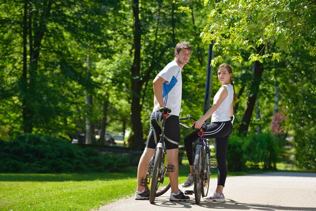 Gelukkige paar fietsen buitenshuis, gezondheid levensstijl plezier liefde romantiek concept