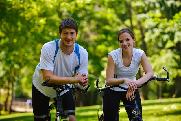 Gelukkige paar fietsen buitenshuis, gezondheid levensstijl plezier liefde romantiek concept