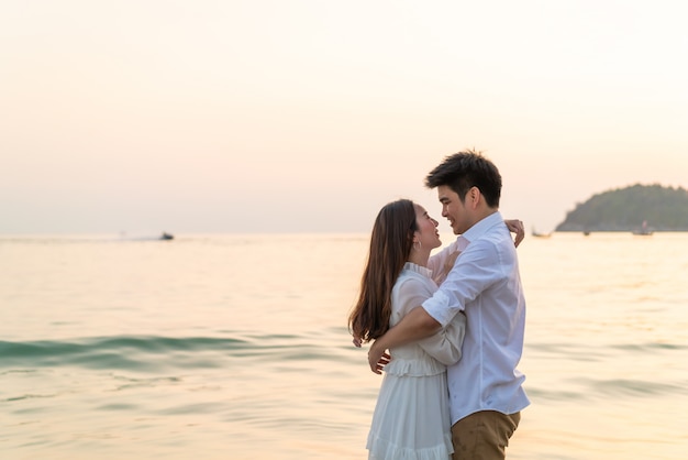 Gelukkige paar gaan huwelijksreis reizen op tropisch zandstrand in de zomer
