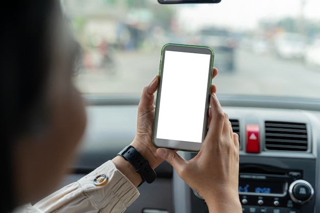 Gelukkige paar gebruiken tonende smartphone met leeg scherm met behulp van mobiele telefoon om door navigatiekaart te kijken tijdens autorit