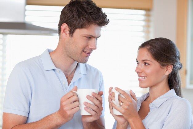 Gelukkige paar het drinken van thee