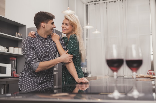 Gelukkige paar het drinken wijn samen thuis