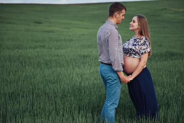 Gelukkige paar in afwachting van baby. Mooie en jonge ouders