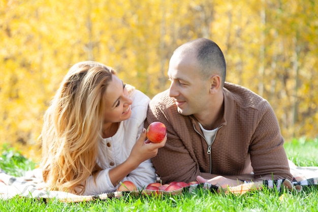 Gelukkige paar in herfst bos park op picknick