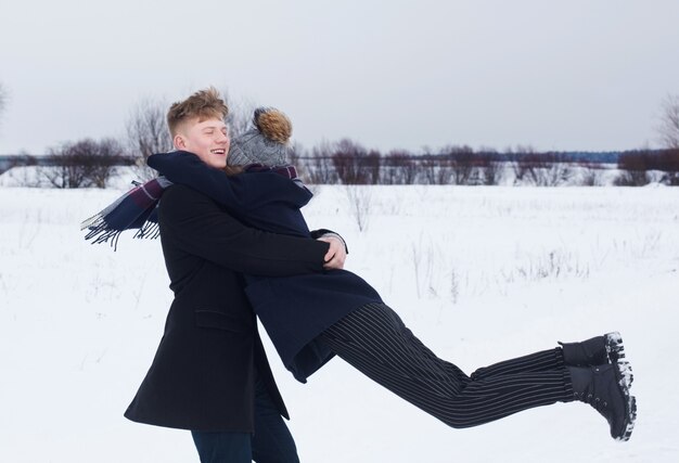 Gelukkige paar in winter veld