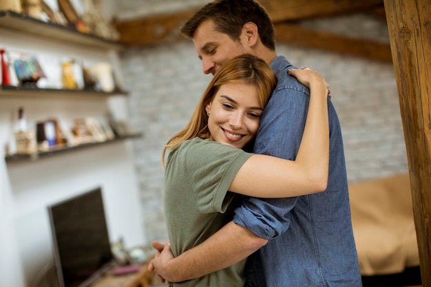 Gelukkige paar knuffelen in de loft appartement