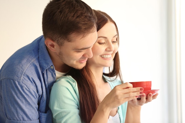 Gelukkige paar koffie drinken