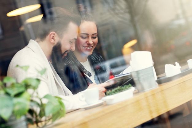 Gelukkige paar leesgids in restaurant