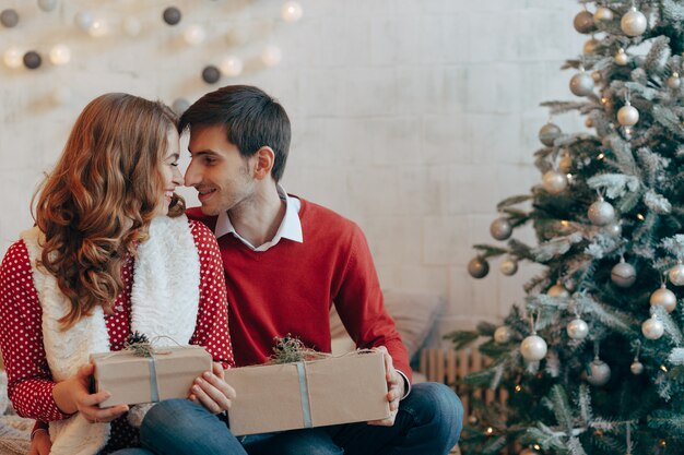 Gelukkige paar met kerstcadeautjes