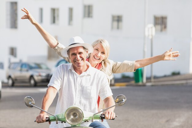 Gelukkige paar motor scooter rijden