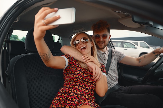 Gelukkige paar nemen Selfie In de auto