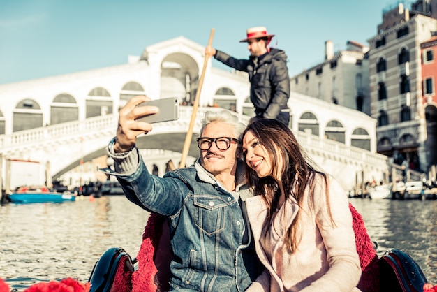 Gelukkige paar op romantische vakantie in venezia