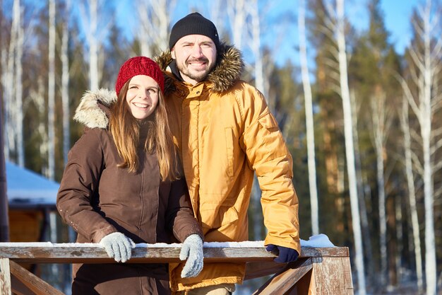 Gelukkige paar op wintervakantie