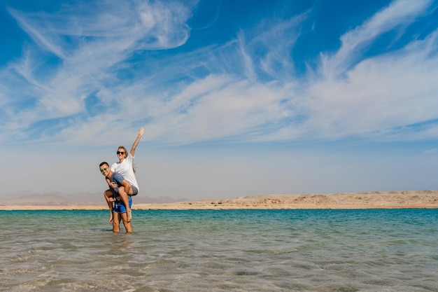 Gelukkige paar poseren bij meer in de woestijn van Ras Mohammed National Park Egypt