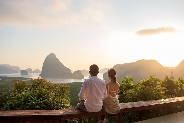 Gelukkige paar reiziger geniet van Phang Nga baai uitkijkpunt Toeristen ontspannen in Samet Nang She in de buurt van Phuket in Zuid-Thailand Zuidoost-Azië reisreis liefde samen en zomervakantie concept