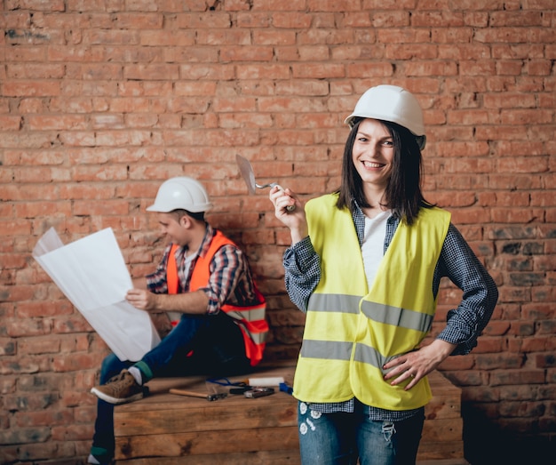 Gelukkige paar reparaties aan hun huis.