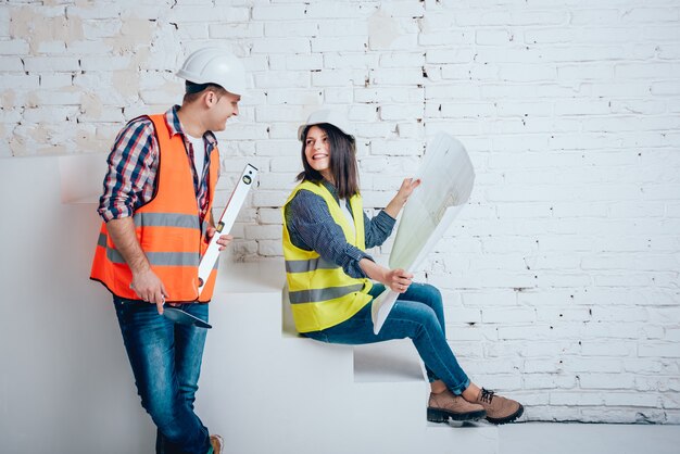 Gelukkige paar reparaties aan hun huis.