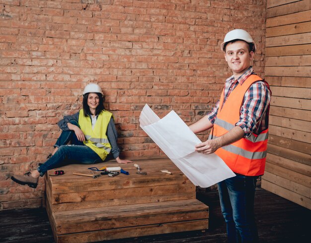 Gelukkige paar reparaties aan hun huis.