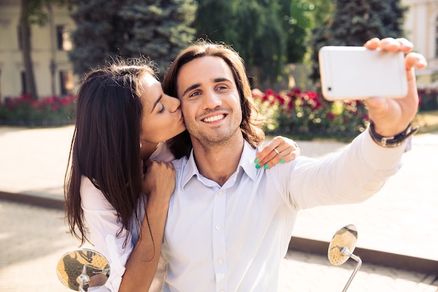 Gelukkige paar selfie foto maken