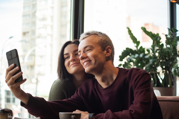 Gelukkige paar selfie te nemen in café