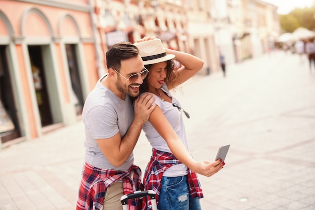 Gelukkige paar selfie te nemen op straat op zomer. Reizend concept.