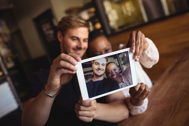 Gelukkige paar selfie te nemen vanaf digitale tablet