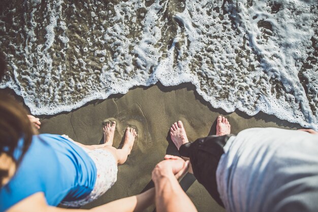 Gelukkige paar tijd doorbrengen op het strand