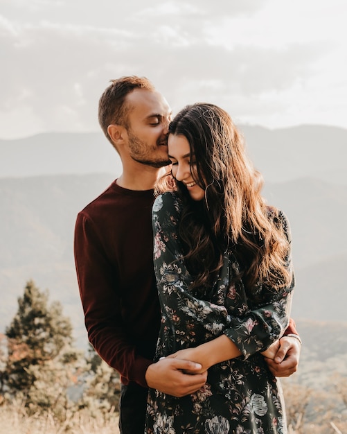 Foto gelukkige paar verliefd in de bergen