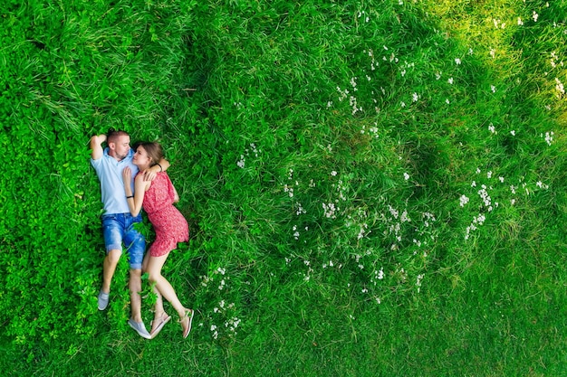 Gelukkige paar verliefd op het veld op zomerdag. bovenaanzicht.