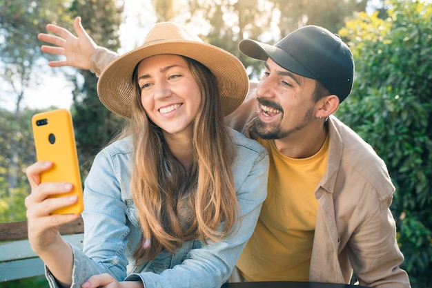 Gelukkige paar vrienden nemen een selfie foto in een achtertuin op een zonnige dag samen toast