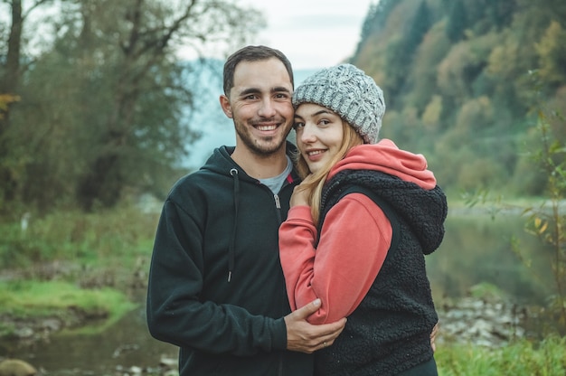 Gelukkige paar wandelen in de bergen. een man met een meisje in de bergen van karpats. liefde, tederheid, natuur, bergen