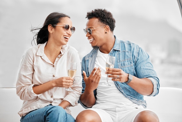 Gelukkige paar wijn en vakantiedatum terwijl ze praten en lachen om een komische grap op reisvakantie en luxe reis romantische man en vrouw vieren leuk jubileumhuwelijk en huwelijksreis buitenshuis