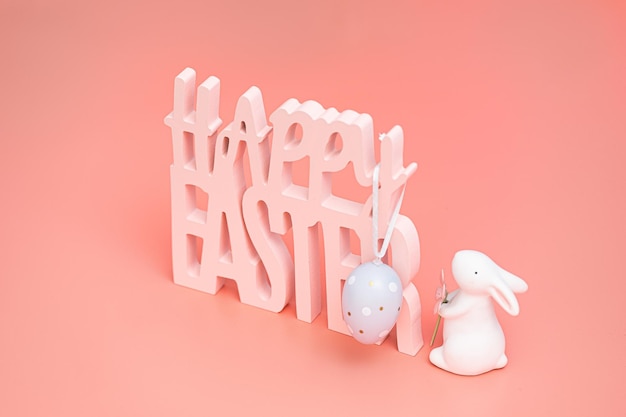 Gelukkige Pasen-achtergrond met eieren en konijntje