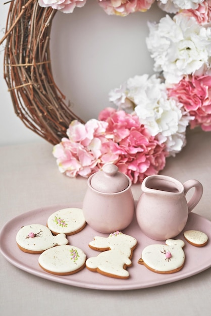 Gelukkige Pasen-achtergrond Pasen-peperkoek en decor