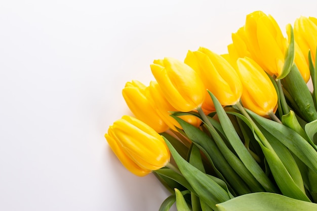 Gelukkige Pasen-ruimte voor tekst omringd gele bloemen