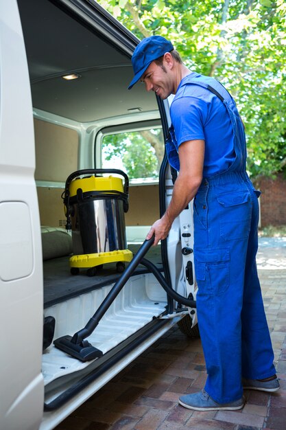 Gelukkige portier die de auto schoonmaakt