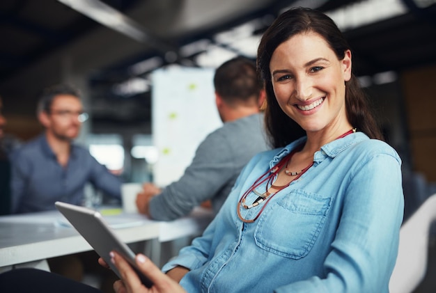 Gelukkige portret en vrouw in een ontmoeting met tablet onderzoek of connectiviteit voor team workshop in het kantoor Glimlach gezicht en zakenmensen in de vergaderzaal voor creatieve samenwerking bij digitaal agentschap