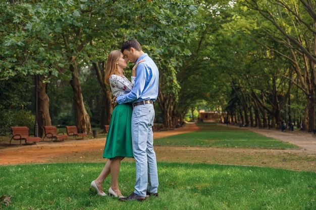 Gelukkige romantische momenten van een mooi paar knuffelen in het park tijdens het daten.