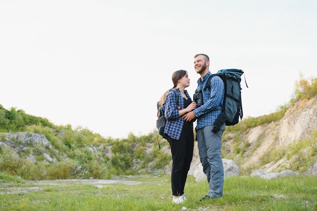 Gelukkige romantische paar Man en vrouw reizigers met rugzak hand in hand