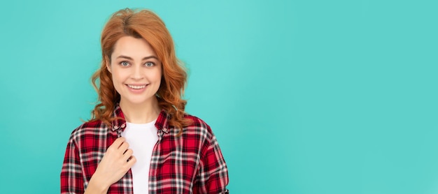 Gelukkige roodharige vrouw met krullend haar in geruite casual shirtstijl Vrouw geïsoleerd gezicht portret banner met mock up copyspace