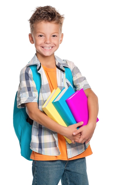 Gelukkige schooljongen met rugzak en boeken geïsoleerd op witte achtergrond