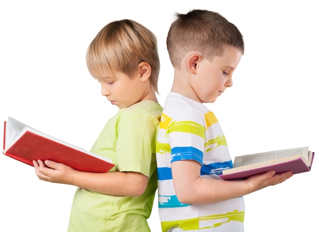 Gelukkige schooljongens met boeken die op witte achtergrond worden geïsoleerd