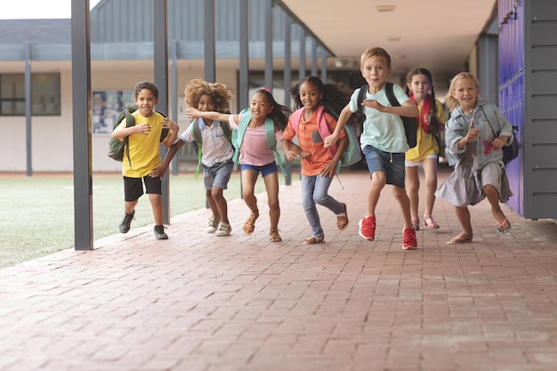 Foto gelukkige schoolkinderen die in gang lopen