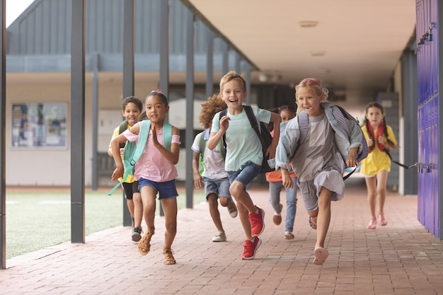 Gelukkige schoolkinderen die in gang lopen