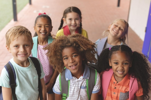 Foto gelukkige schoolkinderen die zich in gang bevinden