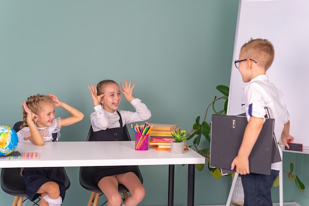 gelukkige schoolkinderen jongen en meisje die thuis samen huiswerk maken