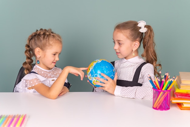 gelukkige schoolkinderen jongen en meisje studeren samen op school